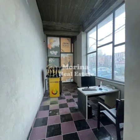 Tirane, jepet me qera ambjent biznesi Kati -1, 30 m² 250 € (Yzberisht)