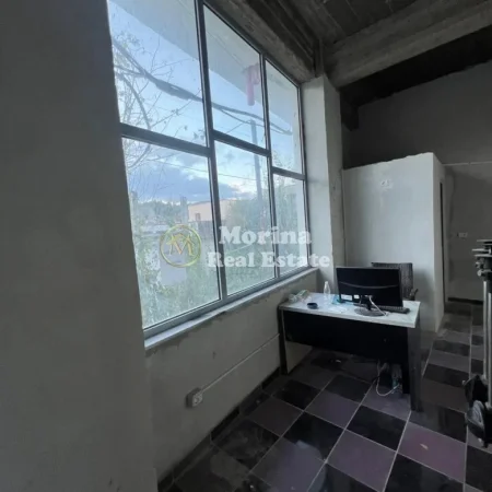 Tirane, jepet me qera ambjent biznesi Kati -1, 30 m² 250 € (Yzberisht)