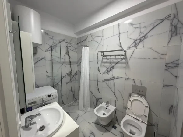 Tirane, jepet me qera apartament 1+1+Ballkon , 450 € 