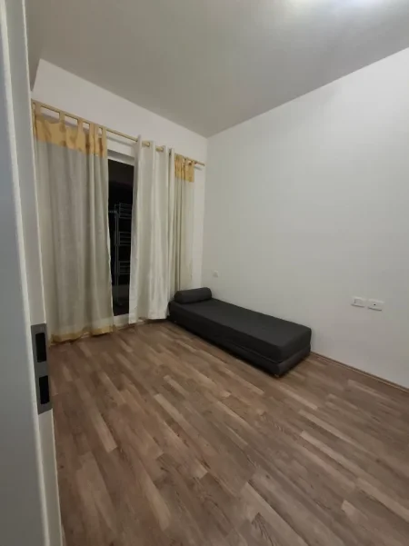 Tirane, jepet me qera apartament 1+1+Ballkon Kati 4, 65 m² 320 € (Kompleksi Mangalem, Ali Dem)