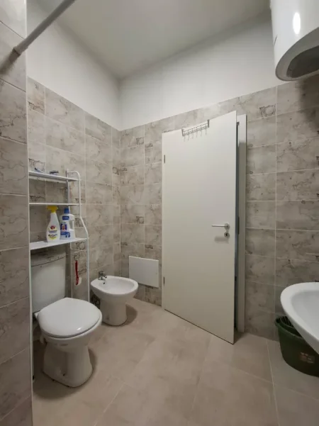 Tirane, jepet me qera apartament 1+1+Ballkon Kati 4, 65 m² 320 € (Kompleksi Mangalem, Ali Dem)