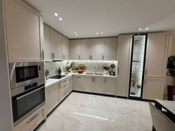 Tirane, jepet me qera Vile 2+1 Kati 2, 160 m² 1.000 € (Xhamlliku)