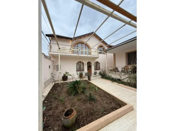 Tirane, jepet me qera Vile 2+1 Kati 2, 160 m² 1.000 € (Xhamlliku)