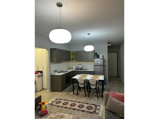 Tirane, jepet me qera apartament 1+1+Post Parkimi,  Kati 11, 72 m² 570 € (Fusha e Aviacionit)