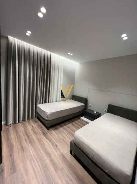 Tirane, jepet me qera apartament 2+1+Ballkon Kati 7, 84 m² 700 € (ISH FUSHA E AVIACIONIT)