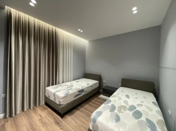 Tirane, jepet me qera apartament 2+1 Kati 7, 85 m² 700 € (Ish-Fusha e Aviacionit.)