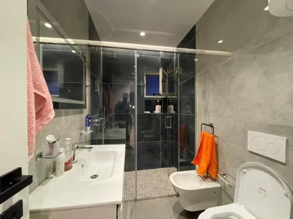Tirane, jepet me qera apartament 2+1 Kati 7, 85 m² 700 € (Ish-Fusha e Aviacionit.)