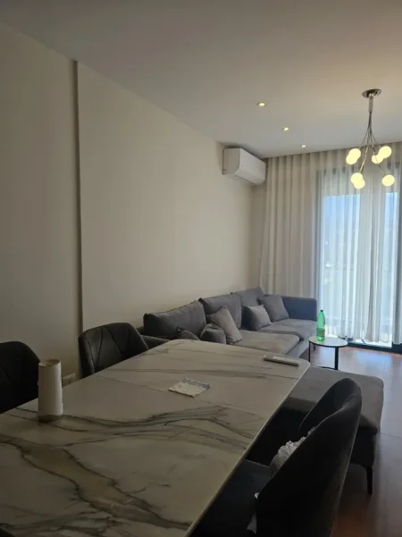 Tirane, jepet me qera apartament 1+1+Ballkon Kati 1, 80 m² 800 € (Liqeni i Thate)