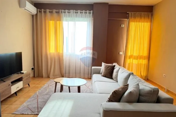 Tirane, jepet me qera apartament 1+1+Ballkon Kati 5, 75 m² 750 € (Rruga e Barrikadave)