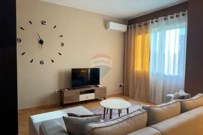 Tirane, jepet me qera apartament 1+1+Ballkon Kati 5, 75 m² 750 € (Rruga e Barrikadave)