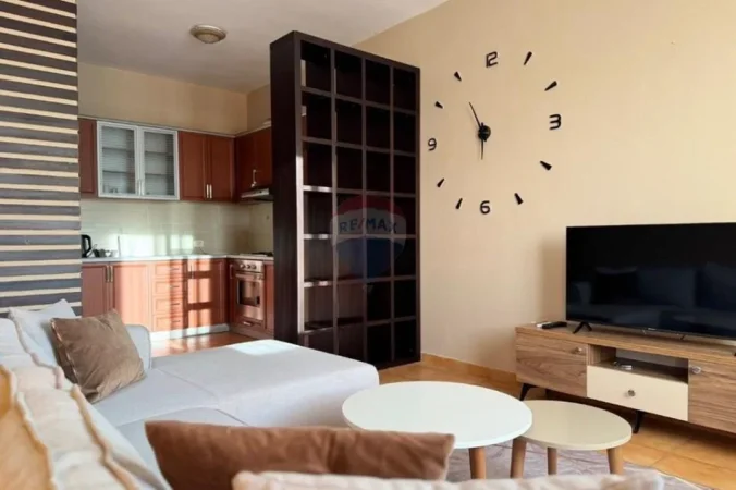 Tirane, jepet me qera apartament 1+1+Ballkon Kati 5, 75 m² 750 € (Rruga e Barrikadave)