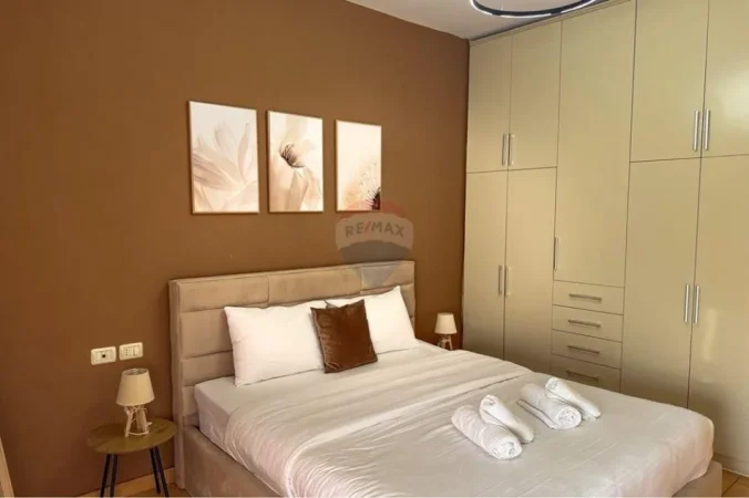 Tirane, jepet me qera apartament 1+1+Ballkon Kati 5, 75 m² 750 € (Rruga e Barrikadave)