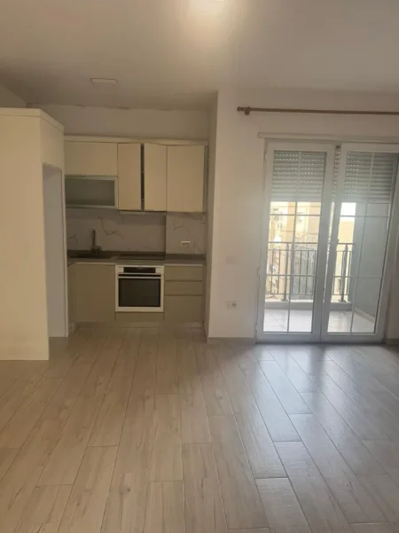 Tirane, jepet me qera apartament 1+1+Ballkon Kati 4, 65 m² 400 € (Rruga 5 Maj (Concordi))