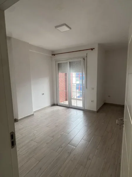 Tirane, jepet me qera apartament 1+1+Ballkon Kati 4, 65 m² 400 € (Rruga 5 Maj (Concordi))