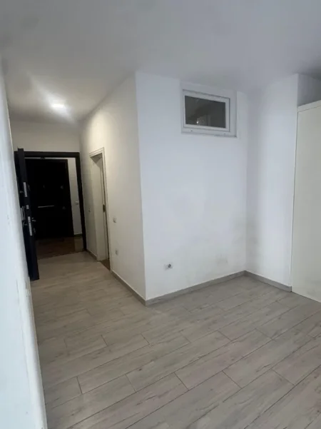 Tirane, jepet me qera apartament 1+1+Ballkon Kati 4, 65 m² 400 € (Rruga 5 Maj (Concordi))