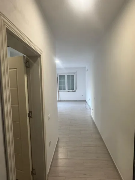 Tirane, jepet me qera apartament 1+1+Ballkon Kati 4, 65 m² 400 € (Rruga 5 Maj (Concordi))
