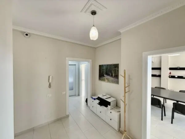 Tirane, jepet me qera magazine Kati 2, 150 m² 500 € (qyteti studenti)