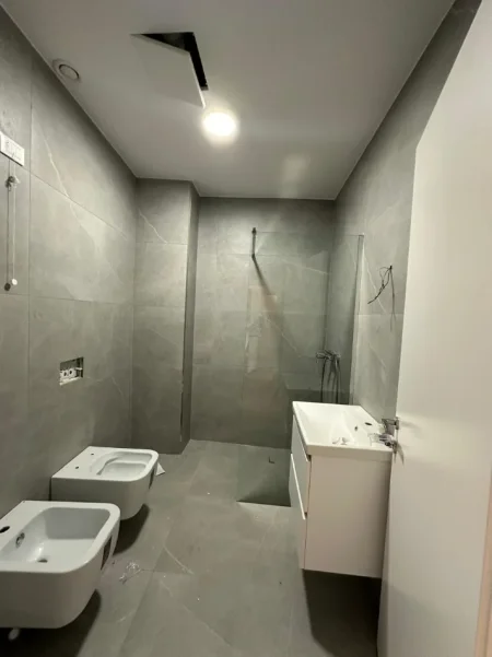 Tirane, jepet me qera apartament 2+1+Ballkon Kati 4, 107 m² 1.800 € (Lake View Residence)