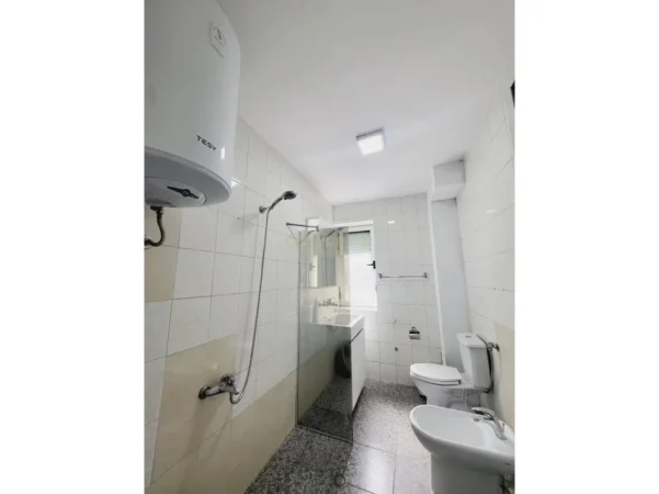 Tirane, jepet me qera apartament 1+1 Kati 2, 69 m² 650 € (Shkolla Kuqe)