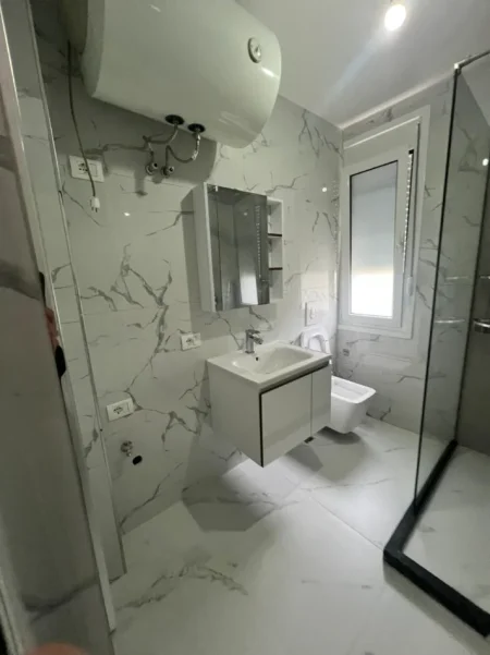 Tirane, jepet me qera apartament 2+1+Ballkon Kati 4, 90 m² 500 € (Pallati me shigjeta)