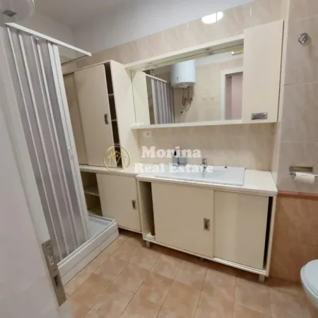 Tirane, jepet me qera apartament 2+1+Ballkon Kati 13, 125 m² 1.150 € (Blloku)