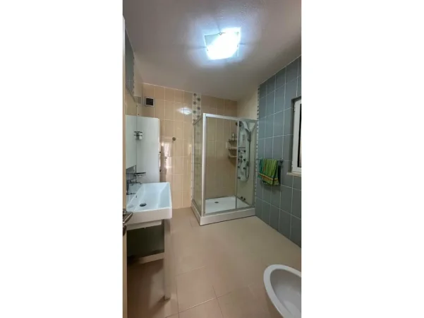Tirane, shitet Vile 3 Katshe Kati 4, 737 m² 450.000 € (Kodra e Priftit)