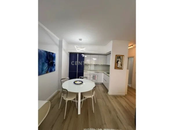 Tirane, jepet me qera apartament 2+1 Kati 5, 110 m² 1.000 € (Brryli)