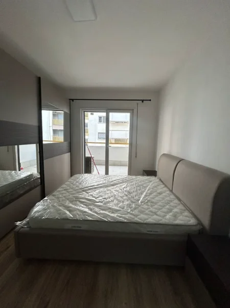 Tirane, jepet me qera apartament 1+1 , 75 m² 600 € (Kupola)