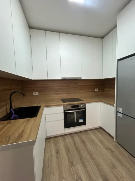 Tirane, jepet me qera apartament 1+1 , 75 m² 600 € (Kupola)
