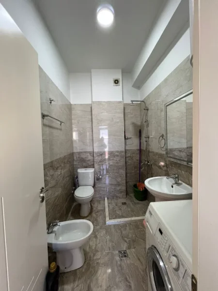 Tirane, jepet me qera apartament 1+1+Ballkon Kati 4, 72 m² 600 € (Rruga Frosina Plaku)