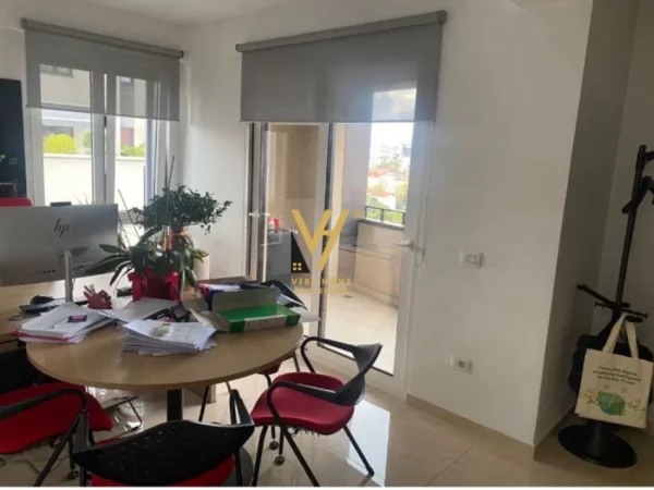 Tirane, jepet me qera zyre Kati 6, 105 m² 1.400 € (TREGU CAM)