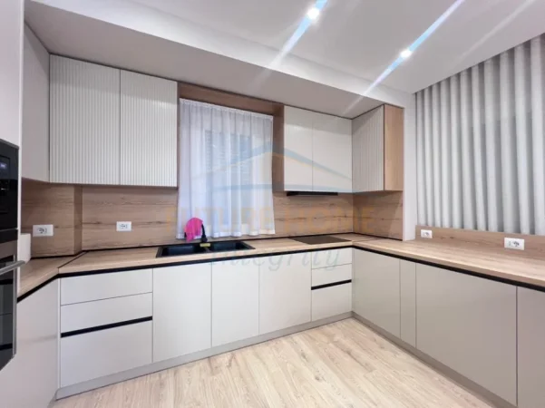 Tirane, jepet me qera apartament 3+1 Kati 7, 174 m² 2.000 € (Shkolla e Kuqe)