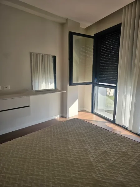 Tirane, jepet me qera apartament 1+1+Ballkon Kati 1, 80 m² 800 € (Liqeni i Thate)