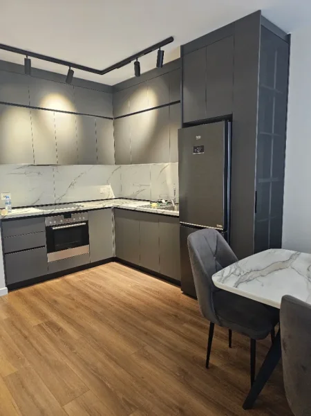 Tirane, jepet me qera apartament 1+1 Kati 1, 80 m² 798 € (Liqeni I thate)