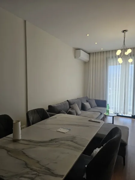 Tirane, jepet me qera apartament 1+1 Kati 1, 80 m² 798 € (Liqeni I thate)
