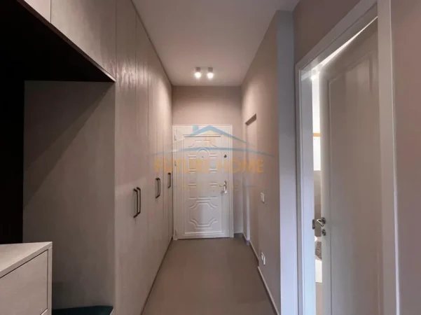 Tirane, jepet me qera apartament 1+1 , 90 m² 900 € (komuna e parisit)