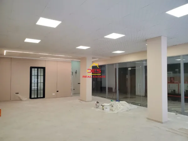 Vlore, jepet me qera ambjent biznesi Kati 0, 115 m² 1.000 € (Rruga Çajupi)