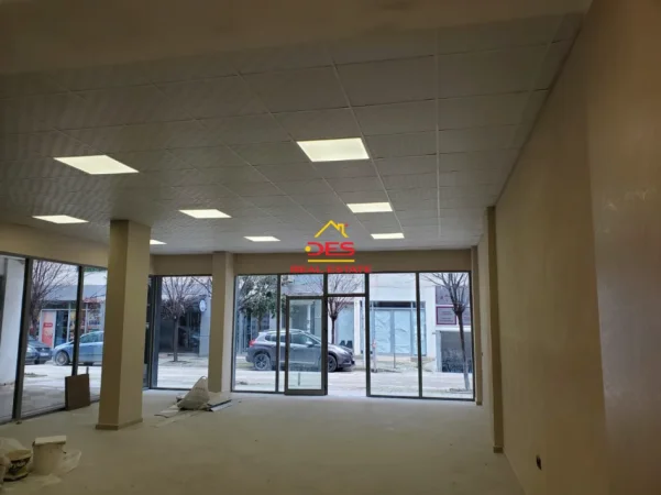 Vlore, jepet me qera ambjent biznesi Kati 0, 115 m² 1.000 € (Rruga Çajupi)