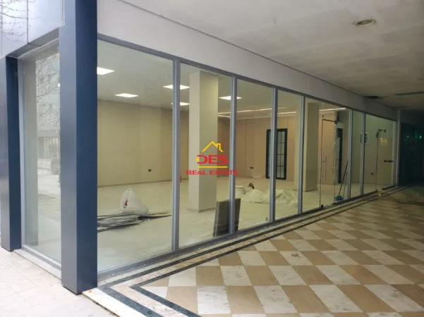 Vlore, jepet me qera ambjent biznesi Kati 0, 115 m² 1.000 € (Rruga Çajupi)