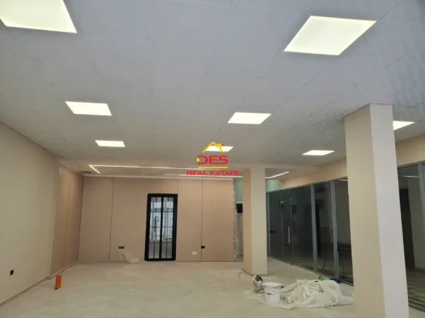 Vlore, jepet me qera ambjent biznesi Kati 0, 115 m² 1.000 € (Rruga Çajupi)