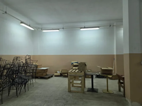 Tirane, jepet me qera magazine Kati 0, 230 m² 850 € 