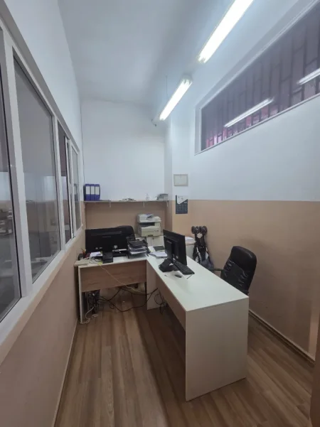 Tirane, jepet me qera magazine Kati 0, 230 m² 850 € 