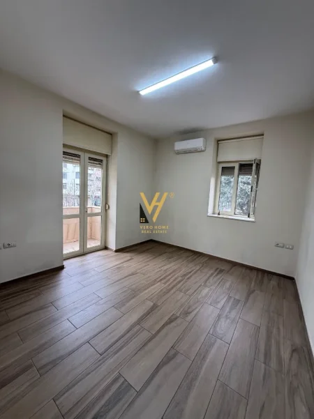 Tirane, jepet me qera zyre Kati 1, 75 m² 1.020 € (BULEVARDI ZOGU I PARE)