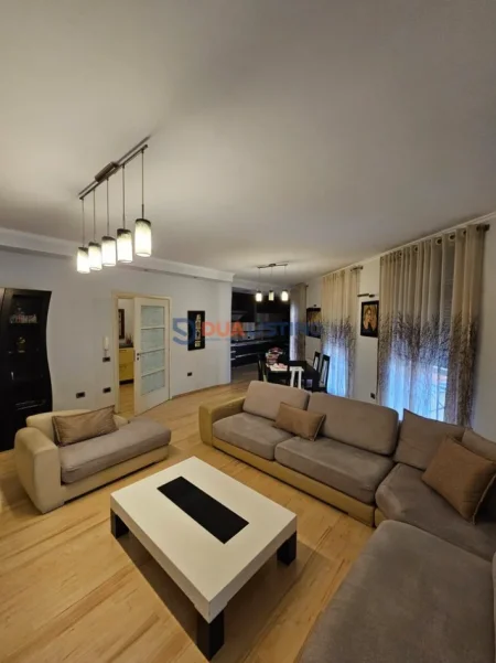 Tirane, jepet me qera apartament 2+1+Aneks+Ballkon Kati 3, 130 m² 900 € (21 Dhjetori)