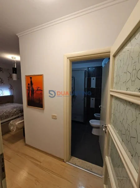 Tirane, jepet me qera apartament 2+1+Aneks+Ballkon Kati 3, 130 m² 900 € (21 Dhjetori)