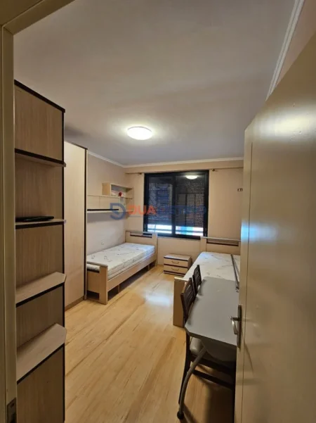 Tirane, jepet me qera apartament 2+1+Aneks+Ballkon Kati 3, 130 m² 900 € (21 Dhjetori)