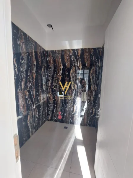 Tirane, jepet me qera dyqan Kati 0, 35 m² 1.070 € (MINE PEZA)