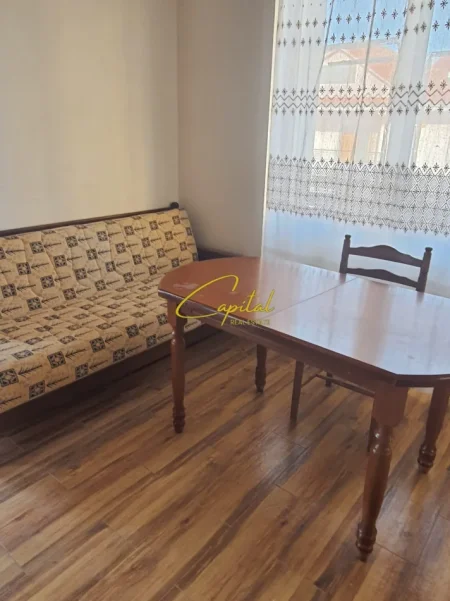 Tirane, jepet me qera apartament 1+1 Kati 2, 60 m² 300 € (ISH TREGU ELEKTRIK)