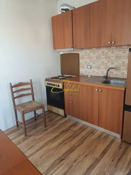 Tirane, jepet me qera apartament 1+1 Kati 2, 60 m² 300 € (ISH TREGU ELEKTRIK)