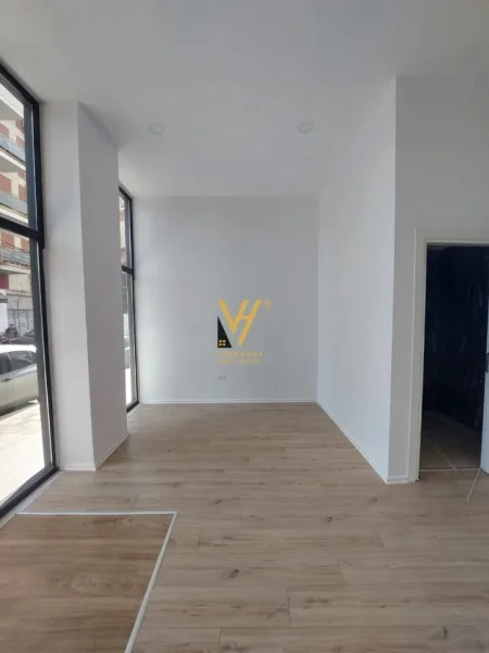 Tirane, jepet me qera dyqan Kati 0, 55 m² 1.220 € (MINE PEZA)